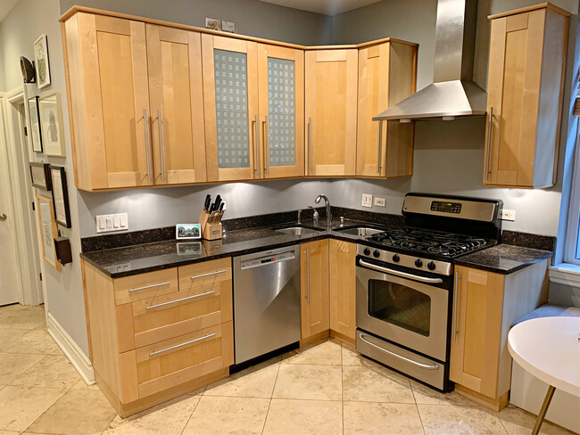 Full Kitchen - 5006 N Winchester Ave