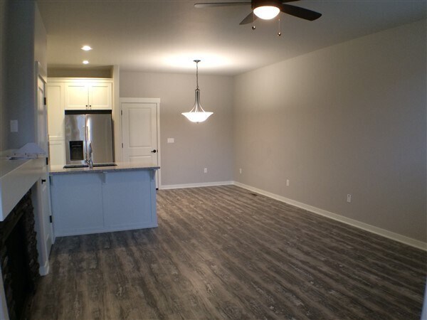 Building Photo - 3 Bedroom / 2.5 Bathroom Townhome in SW Re...