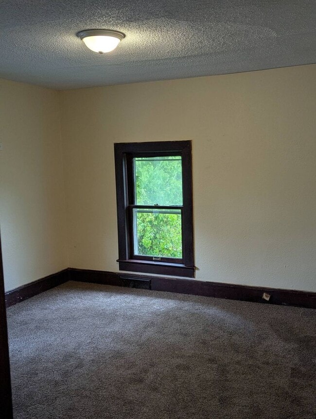 Foto del edificio - 5 Bedroom 2.5 Bath 3 Story House