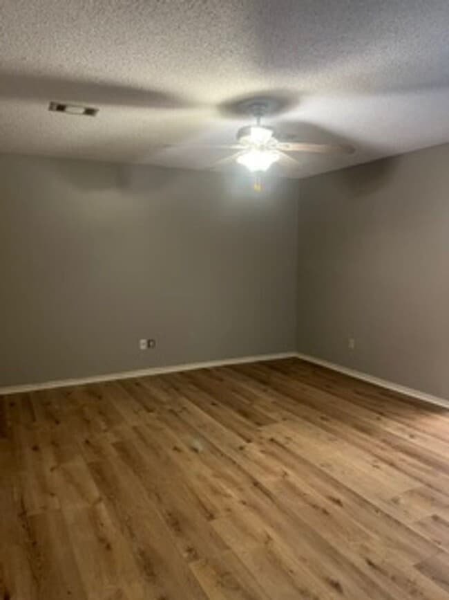 Building Photo - Nice Large One Level/Three Bedroom/Two Bath Home/Split Plan/Oversized 2 Car Side Entry Garage on ...