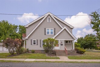 Building Photo - 912 Cambridge Rd