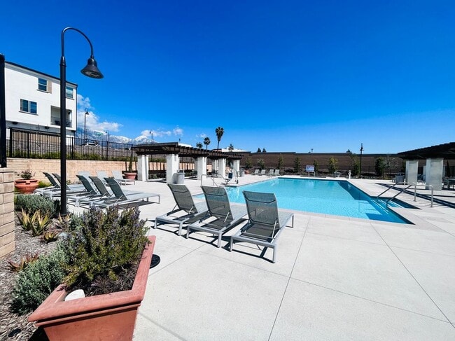 Building Photo - 2031 Divine Arroyo