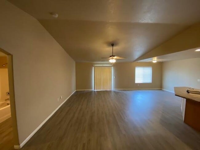 Building Photo - Move-In Bonus! 3 bedroom - 2 bathroom twin...