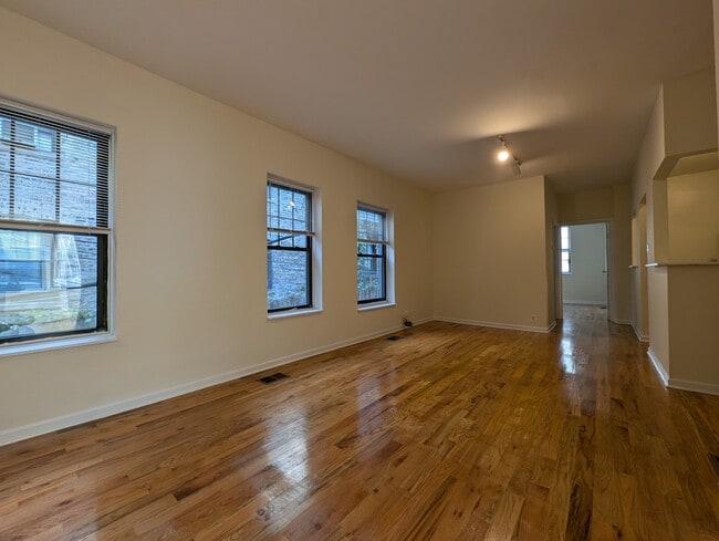 Building Photo - 658 W Cornelia Ave