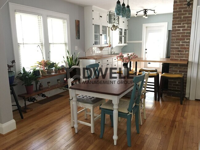Building Photo - 3 Bedroom Close to Downtown! **ZERO DOLLAR...