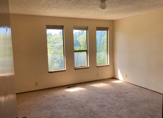 Foto del edificio - 5-Bedroom Home for Rent in Barkley Neighbo...