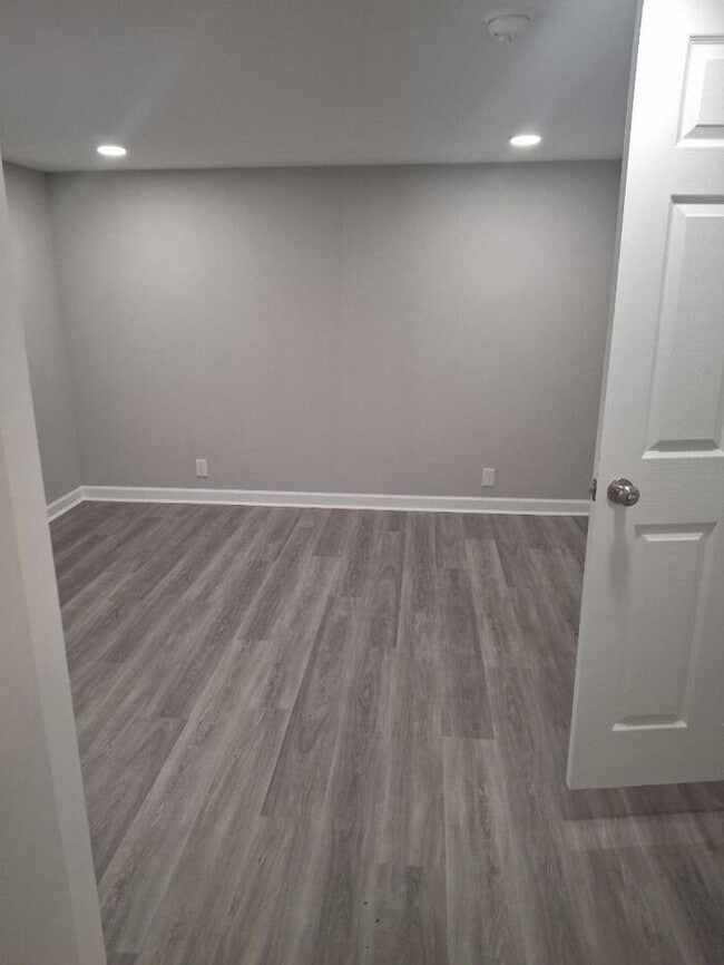 Building Photo - 3 Bedroom 2 Bath