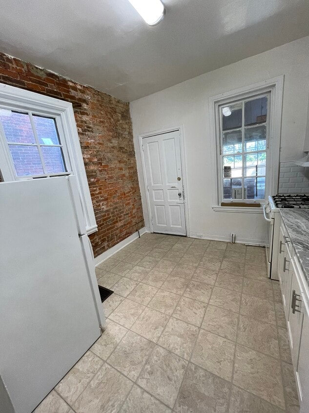 Primary Photo - 4229 Regent Sq
