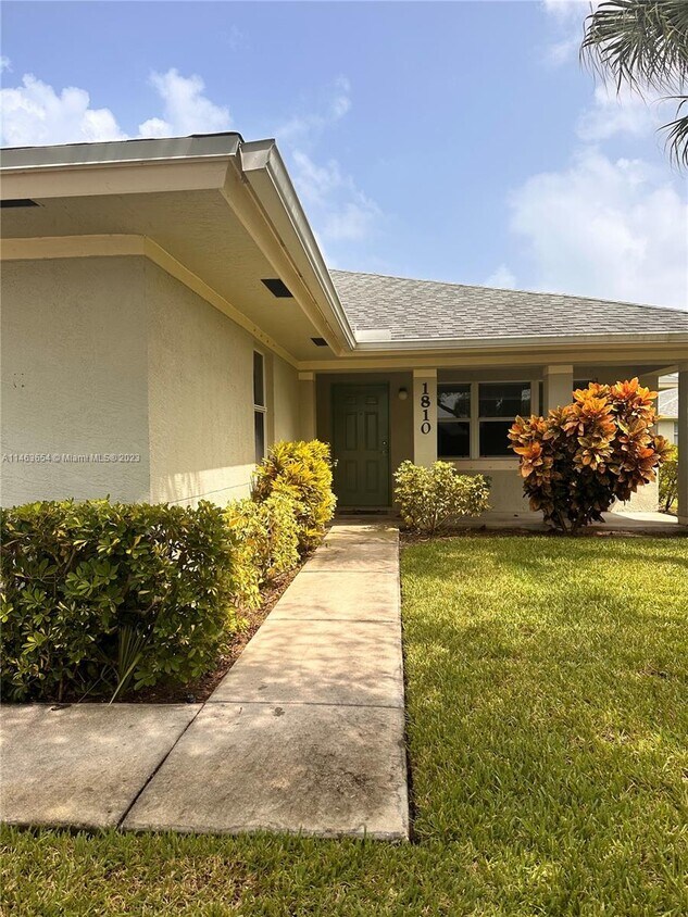 Foto principal - 1810 Blue Heron Ln