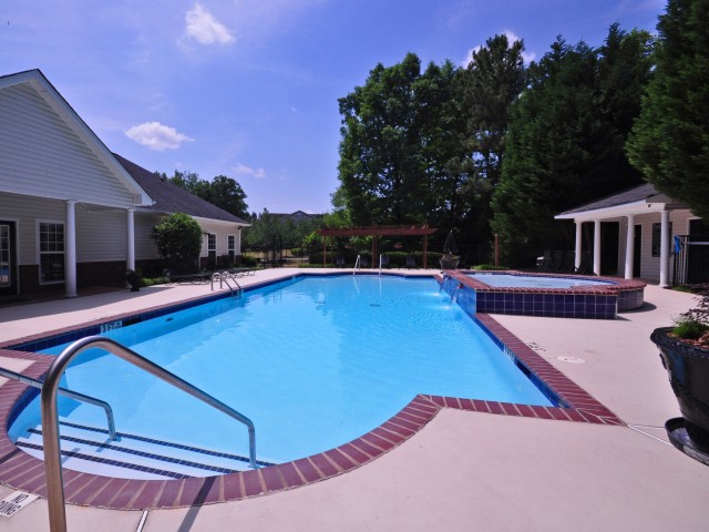 Piscina con cascada - Walden Pointe