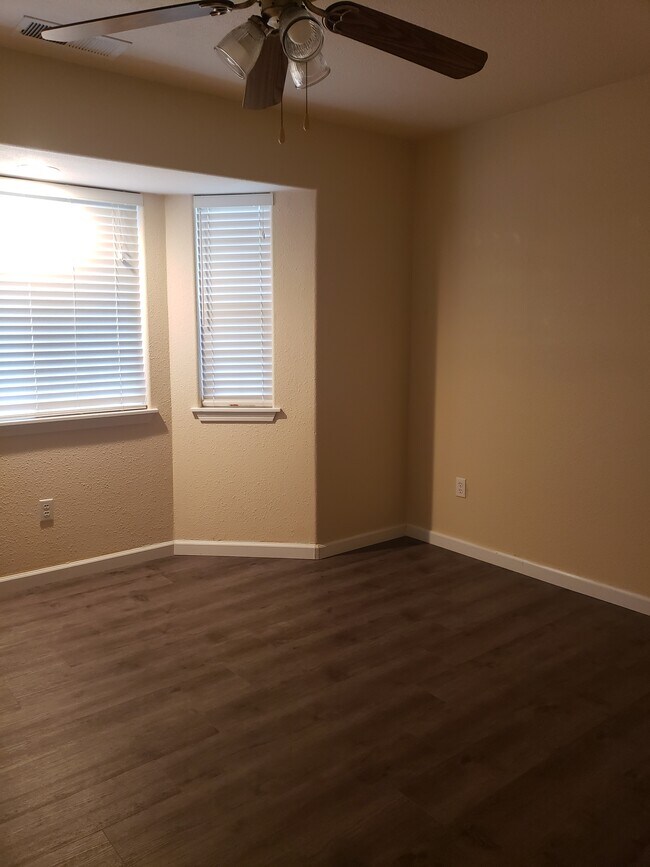 Building Photo - 5286 Royal Oaks Dr