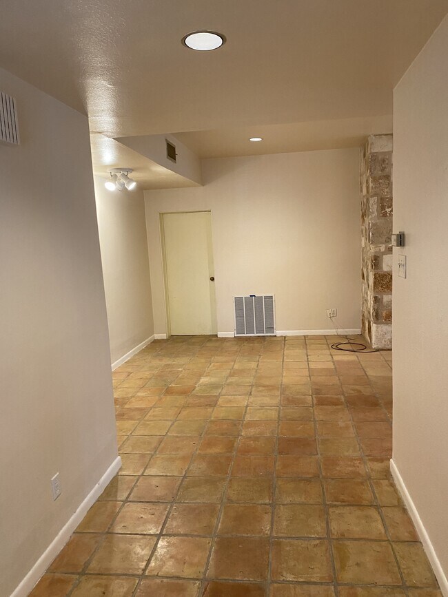 Entry hall - 541 Sand Bend Dr