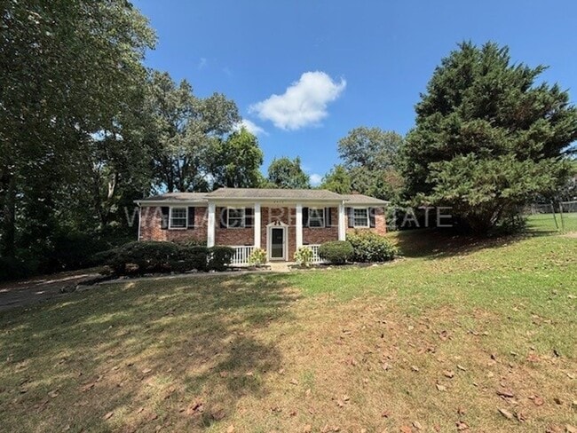 NEWLY UPDATED 4 BEDROOM IN CRESTWOOD HILLS... - NEWLY UPDATED 4 BEDROOM IN CRESTWOOD HILLS... House