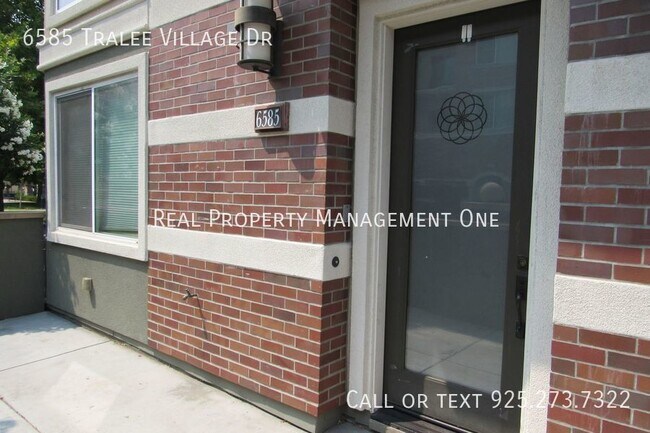 Foto del edificio - Gorgeous 4 Bed, 3.5 Bath End Unit Townhome...