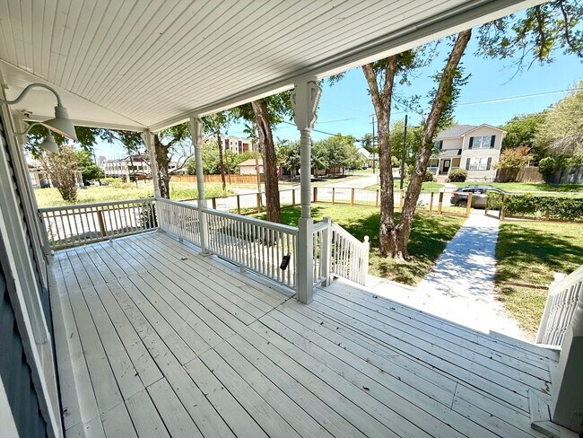 Foto del edificio - **APPLICATION RECEIVED** AVAILABLE NOW! Ja...