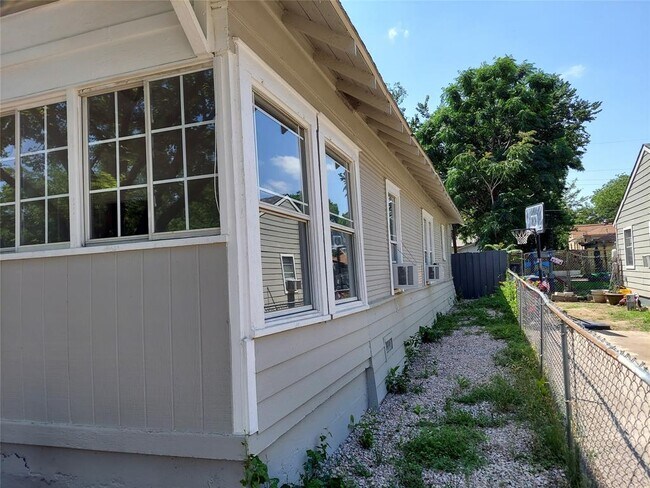 Building Photo - 2315 Gilford St