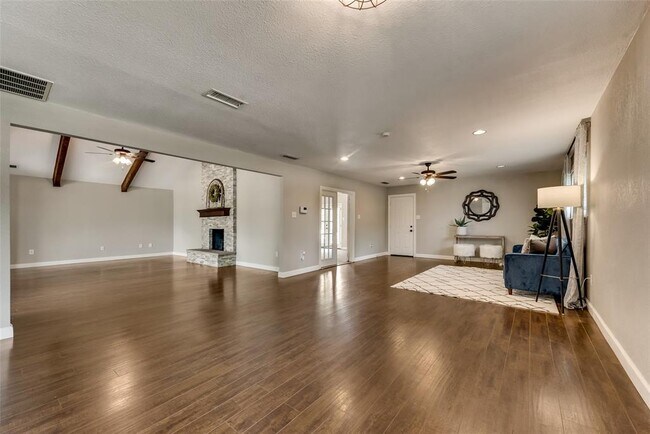 Building Photo - 972 Trophy Club Dr