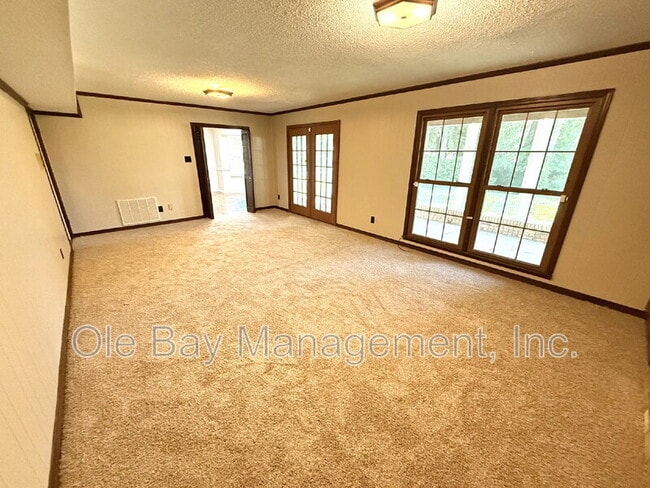 Building Photo - 6605 Chimney Top Dr S