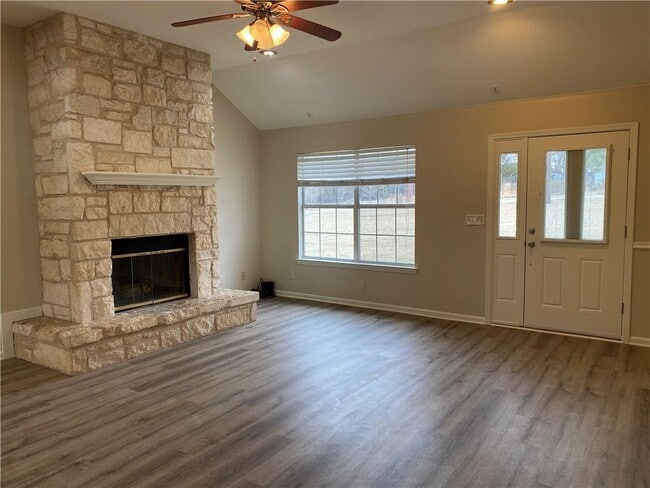 Building Photo - 1320 Springlake Dr