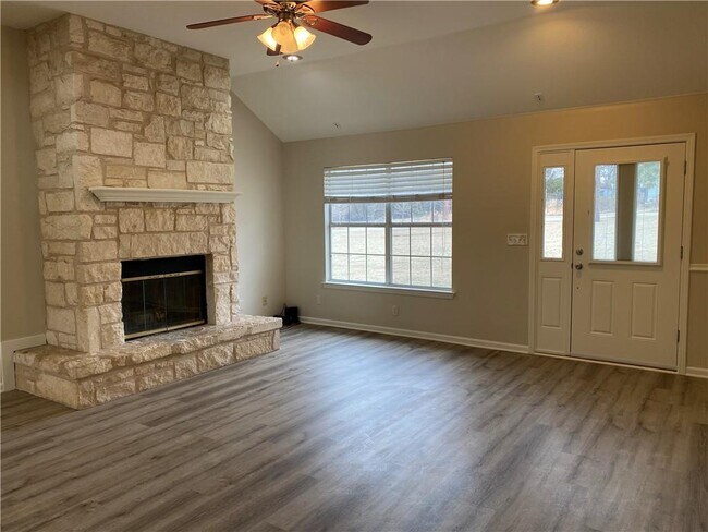 Foto del edificio - 1320 Springlake Dr