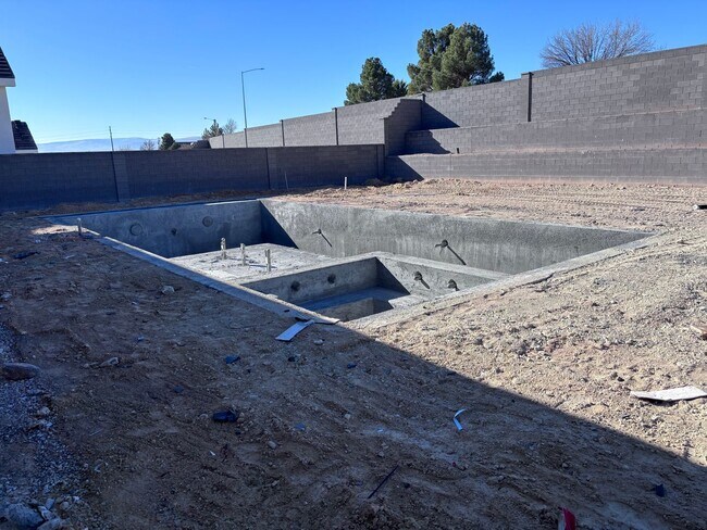 Building Photo - Gorgeous 7 bed 8 bath home with Swimming Pool and RV Garage