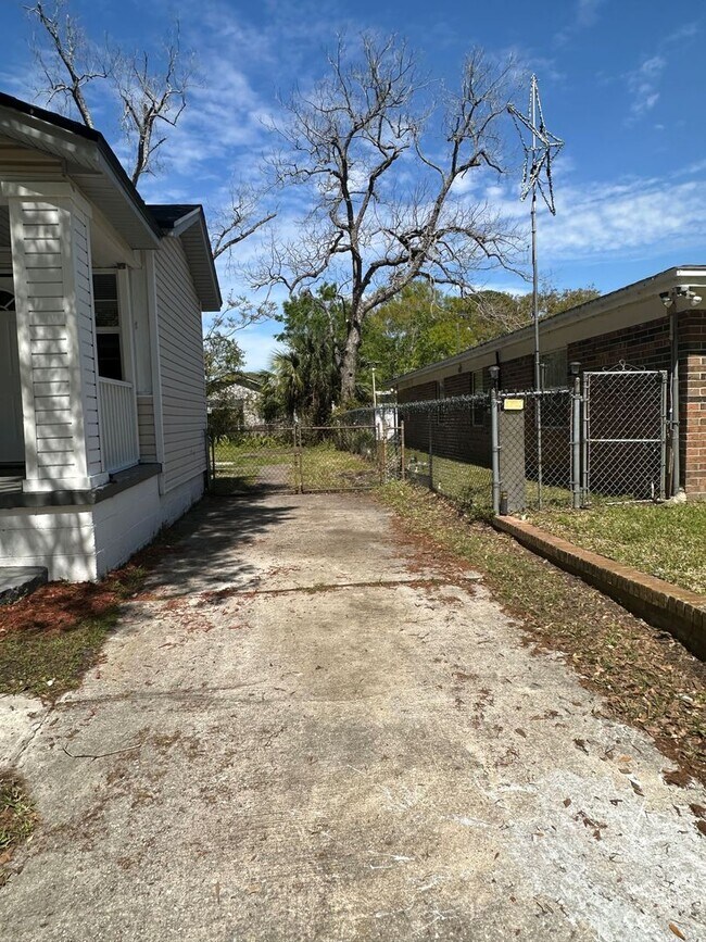 Foto del edificio - Welcome to This Charming Northside Property!