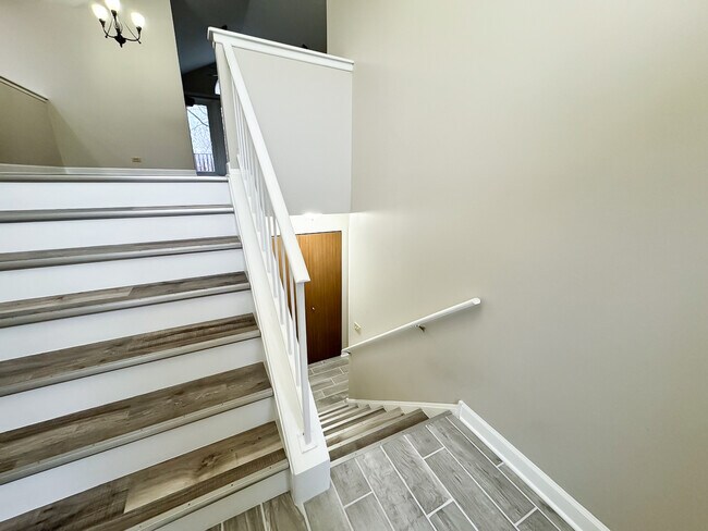 Building Photo - 450 Cromwell Cir