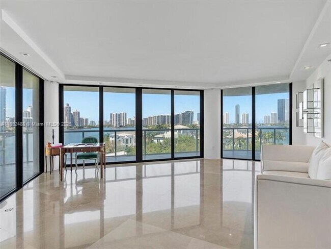 Foto del edificio - 4000 Island Blvd