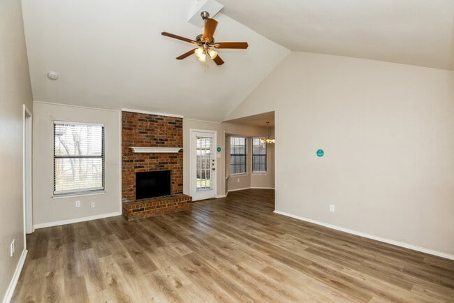 Building Photo - 1354 Gainsborough Way