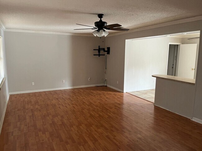Building Photo - Southern Hills Gem