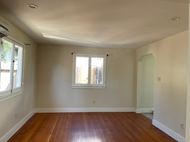 living room - 2594 Morningside St