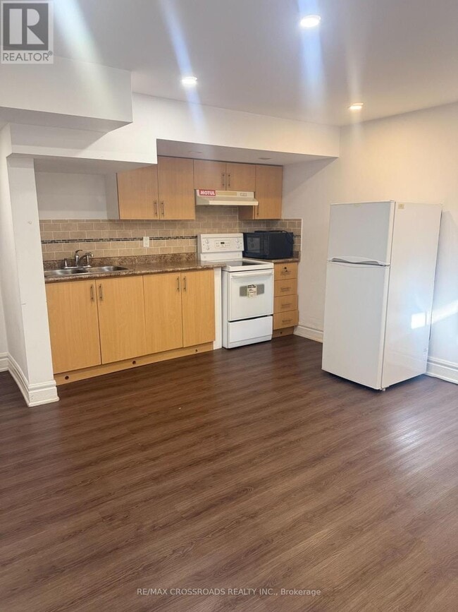 Building Photo - 81 Trumpeter St