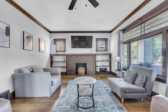 Foto del edificio - 10617 Bernard Ave