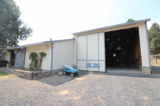 Building Photo - Warehouse / Shop for Rent DRW