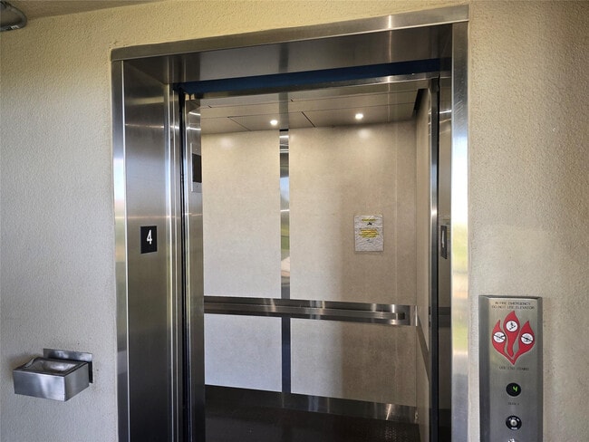 Foto del edificio - 550 SW 138th Ave