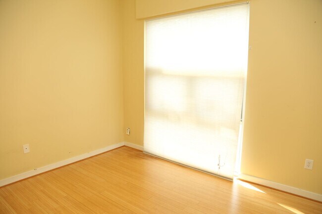Building Photo - 2 Bedroom Available at the 820 Condos!