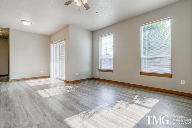 Foto del edificio - Gorgeous Duplex in Great Washougal Location with Dual Primary Suites!