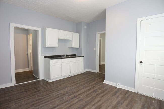 Building Photo - 2 Bedroom Indianapolis House!