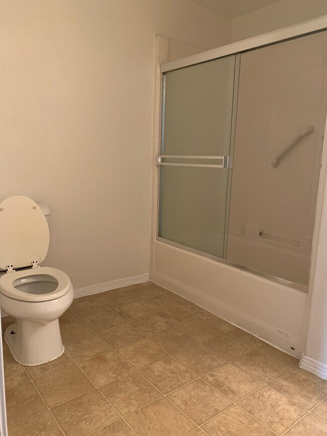 Baño n.° 1 - 100 S Alameda St