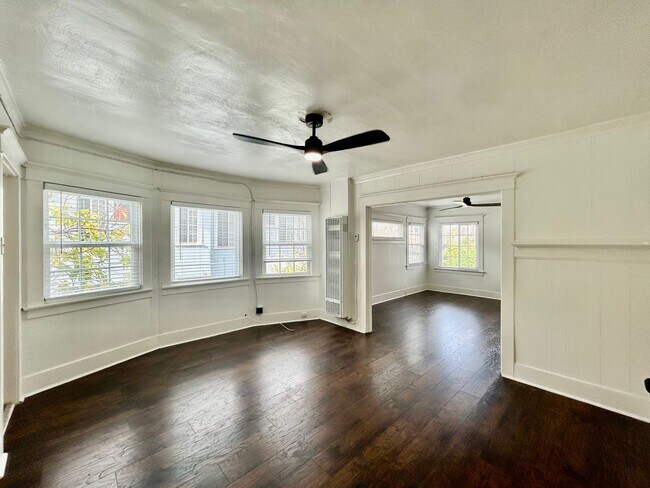 Building Photo - LA T 3520-3526 White House Place