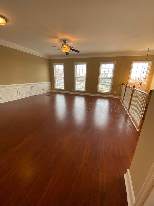 Foto del edificio - Bright and Spacious End Unit Townhouse in ...