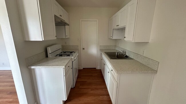 Photo - 632 W 9th St Apartment