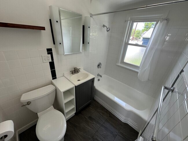 Baño - 104 Everett St N