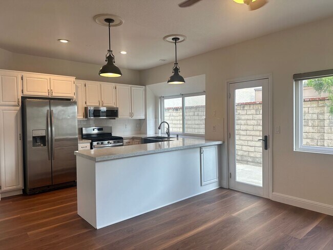 Foto del edificio - Available NOW for a sneak peek this weekend......