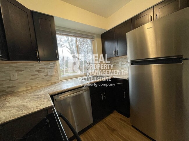 Building Photo - Updated & Inviting 2-Bedroom Townhome in Q...