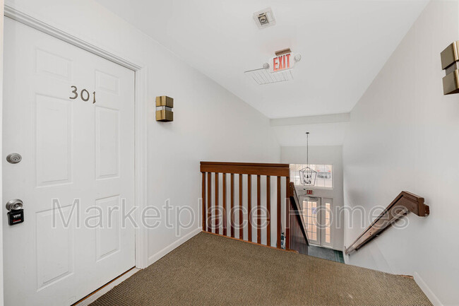 Building Photo - 556 Cloverfield Ln