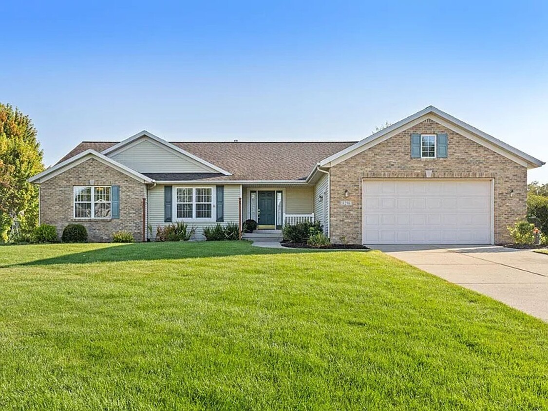 Foto principal - Spacious 5 Bedroom Home in Jenison, MI