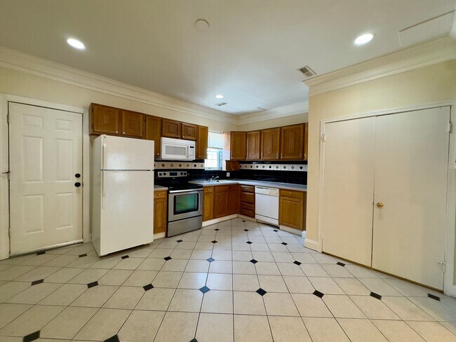 Photo - 717 Newington Ave Apartment