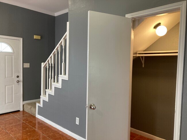 Building Photo - 4238 Field Meadow Dr