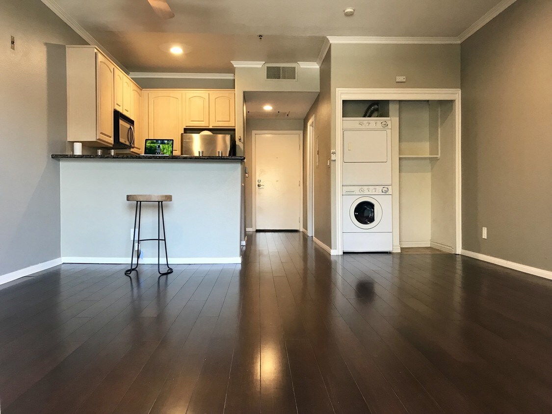 Primary Photo - 300 N El Molino Ave
